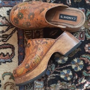 Candie's • 90s does 70s floral leather clogs
